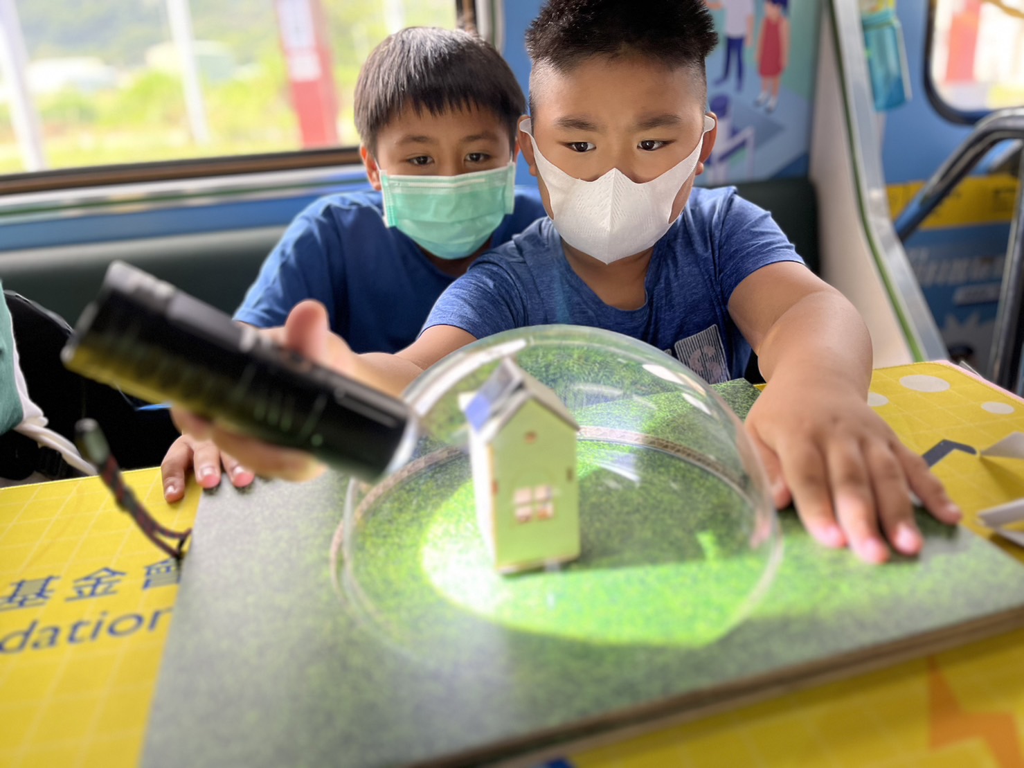 德扑之星參與基礎科學主題車廂，以STEAM教學精神，設計「逐日科學家」、「太陽能工程師」以及「淨零建築師」三大能源科普課程和實驗