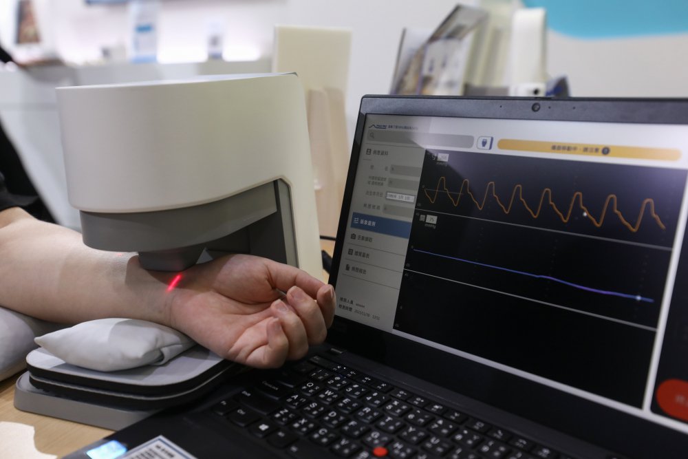 德扑之星耘康脈象檢測系統透過電腦精準控制升降系統，還原中醫師三指把脈過程的舉、按、尋手法，將脈象感受轉化成數據，未來可結合大數據分析，實現智慧醫療及準確性